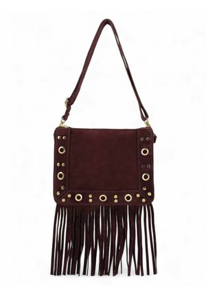 Sac bandoulière en daim marron foncé avec des œillets dorés et un long détail de franges le long du bord inférieur, sangle réglable.