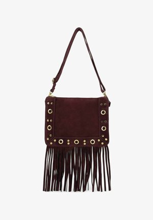 Sac bandoulière en daim marron foncé avec des œillets dorés et un long détail de franges le long du bord inférieur, sangle réglable.