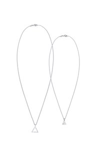 Zwei silberne Halsketten mit feinen Kettengliedern, die geometrische Dreiecksanhänger in klarer, schnittiger Gestaltung zeigen, die sich in Größe und Form unterscheiden.