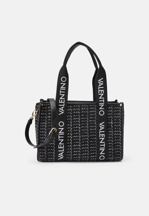 Sort og hvid tweed Valentino håndtaske med dobbelte sorte stropper med hvid "Valentino" tekst og en aftagelig skulderrem med guldfarvet hardware.