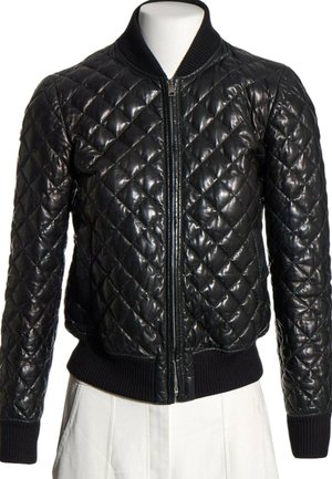 Chaqueta bomber de cuero negra acolchada con cremallera frontal, cuello, puños y cintura acanalados, mostrada en un torso de maniquí blanco.