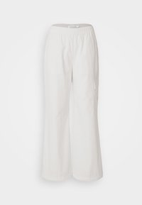 Witte wijdvallende broek met een elastische tailleband en een zijzak. Gemaakt van zachte stof met een gladde textuur en een relaxte pasvorm.