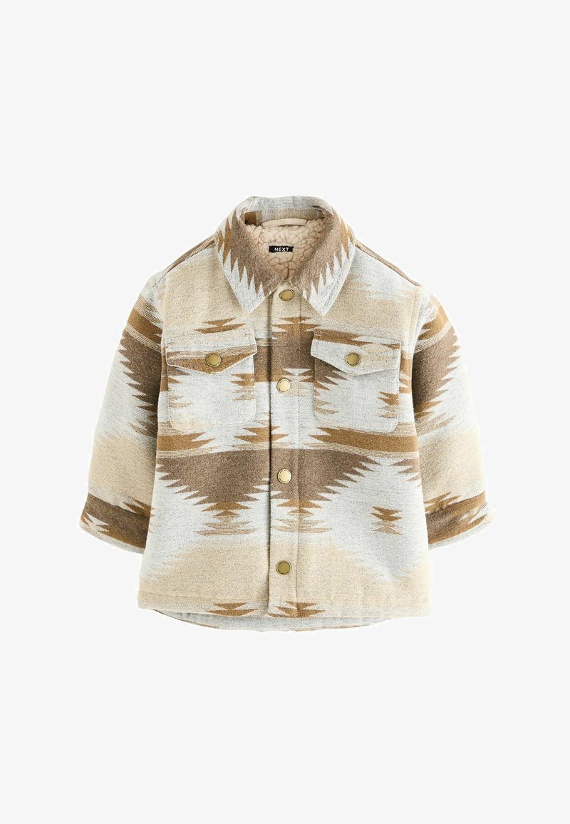 Gombos dzseki barna és bézs geometriai mintákkal, két mellzsebbel, és a gallérnál látható puha fleece béléssel.