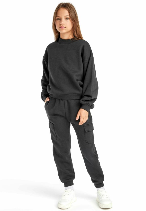 CREW SWEATSHIRT AND COMBAT JOGGERS SET - Jogginghose