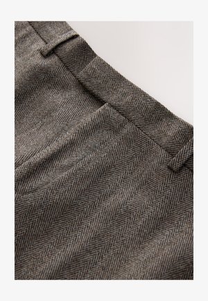 Tessuto marrone con motivo a spina di pesce e texture liscia, caratterizzato da una cintura piatta e pieghe sottili sul davanti.