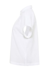 Camisa blanca de manga corta, hecha de una tela suave, con un cuello clásico y un corte relajado, con costuras visibles a lo largo de las costuras.