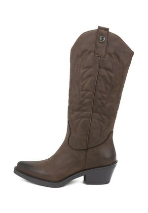 Stivale da cowboy marrone di media lunghezza con cuciture decorative, punta affusolata, tacco impilato e una linguetta con un emblema metallico.