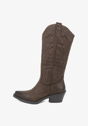 Stivale da cowboy marrone di media lunghezza con cuciture decorative, punta affusolata, tacco impilato e una linguetta con un emblema metallico.