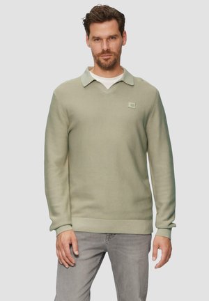 Hellgrüner Pullover mit V-Ausschnitt und Kragen, aus einem strukturierten Stoff gefertigt. Verfügt über ein kleines Logo-Patch auf der Brust und gerippte Bündchen.
