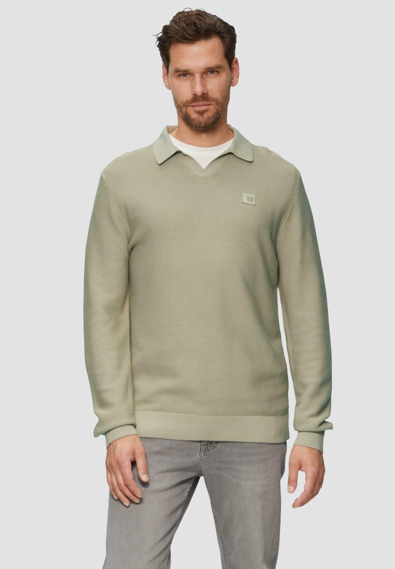 Hellgrüner Pullover mit V-Ausschnitt und Kragen, aus einem strukturierten Stoff gefertigt. Verfügt über ein kleines Logo-Patch auf der Brust und gerippte Bündchen.