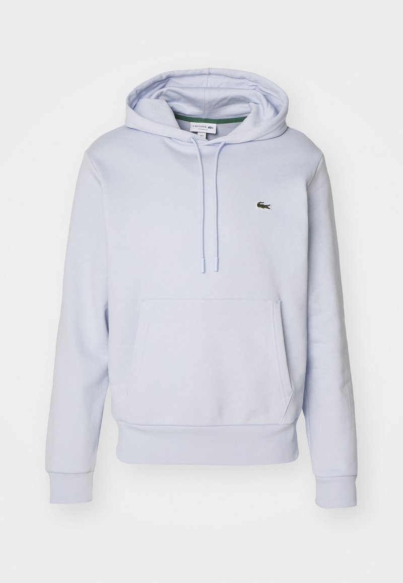 Jasnoniebieska bluza z kapturem wykonana z bawełny, z kieszenią kangurka, kapturem na sznurki oraz małym zielonym logo Lacoste na klatce piersiowej.