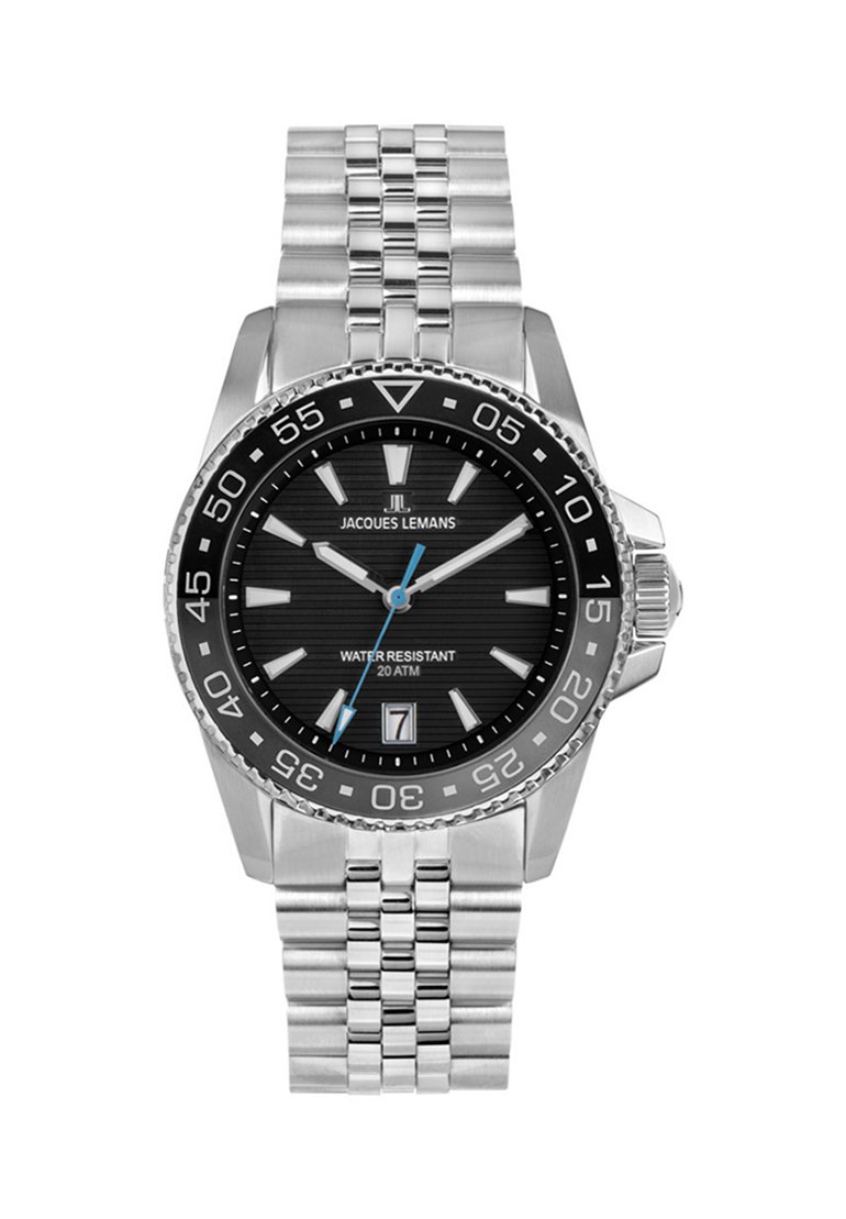 Reloj de acero inoxidable con un dial negro texturizado, marcadores de hora plateados, acentos azules y una ventana de fecha; resistente al agua hasta 20 ATM.