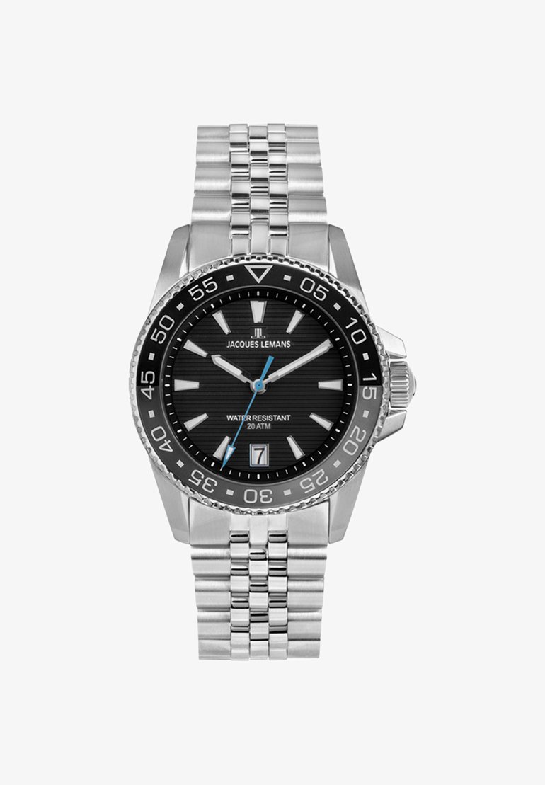 Kovinska ura iz nerjavečega jekla z črnim teksturiranim številčnicom, srebrnimi številkami, modrimi detajli in oknom za datum; vodoodporna do 20 ATM.