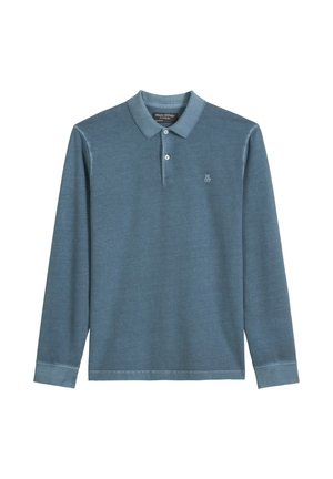 Poloshirt met lange mouwen in vervaald blauw katoen. Voorzien van een klassieke kraag, dries knopen, en een subtiel geborduurd logo op de borst.