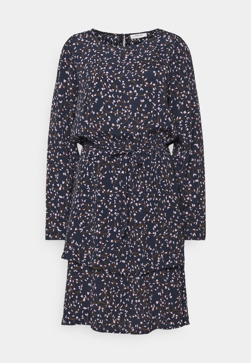 Robe manches longues bleu marine avec imprimé floral rose et blanc, taille cintrée avec ceinture en tissu, ourlet de jupe à volants.