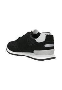 Černé semišové tenisky s síťovanými panely, bílým patním délkou a šedou podrážkou s mírným vzorkem. Šňůrky jsou černé.