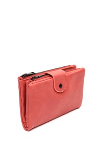 Korálová kožená peněženka s hladkým povrchem, obsahující dvě zipové přihrádky a zapínání na cvoček. Kompaktní obdélníkový design.