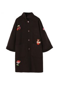 Barna gyapjú kabát gallérral, hímzett virágmintákkal és medve részlettel. Két elülső zsebbel és gombos záródással rendelkezik.