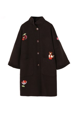 Brązowy wełniany płaszcz z kołnierzem, haftowanymi kwiatowymi wzorami i detalem niedźwiedzia. Posiada dwie przednie kieszenie oraz zapięcia na guziki.