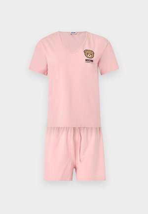 Hele roosa V-kaelusega lühikeste varrukatega top ja sobivad lühikesed püksid karu logoga ja tekstiga „Moschino Underbear“ rinnal.
