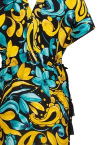 Das Blumenmusterkleid hat einen schwarzen Hintergrund mit großen gelben und türkisfarbenen Mustern, kurzen Ärmeln, einem V-Ausschnitt, einem elastischen Bund und Quasten. 