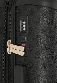 Valigia nera con motivo, dotata di lucchetto approvato TSA, doppie cerniere con etichette dorate "GUESS" e materiale sintetico testurizzato.