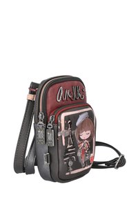Bolso cruzado compacto en negro y burdeos, de material de cuero, con un diseño de dibujos animados, letras en relieve y tiradores de cremallera decorativos.