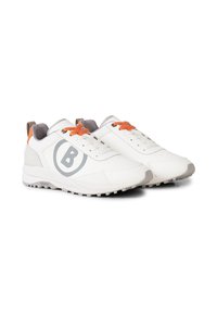 Baskets basses blanches avec des lacets orange, une doublure intérieure grise, et un grand logo "B" gris sur le côté, présentées sur un fond blanc.