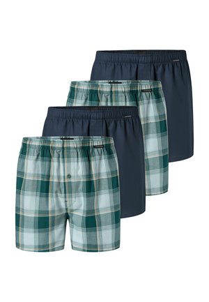 Fire herre-boxershorts i vekslende ensfarvede mørkeblå og grøn-hvide ternmønstre, arrangeret i en forskudt række.