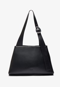 Schwarze Leder-Shopper-Tasche mit einer strukturierten Form, ausgestattet mit einem breiten Trageriemen und silbernen Hardware-Details. Glatte Textur mit minimalem Branding.