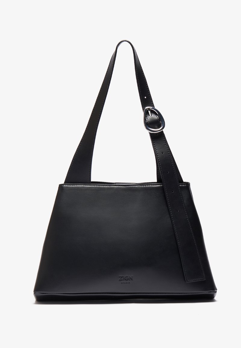 Schwarze Leder-Shopper-Tasche mit einer strukturierten Form, ausgestattet mit einem breiten Trageriemen und silbernen Hardware-Details. Glatte Textur mit minimalem Branding.