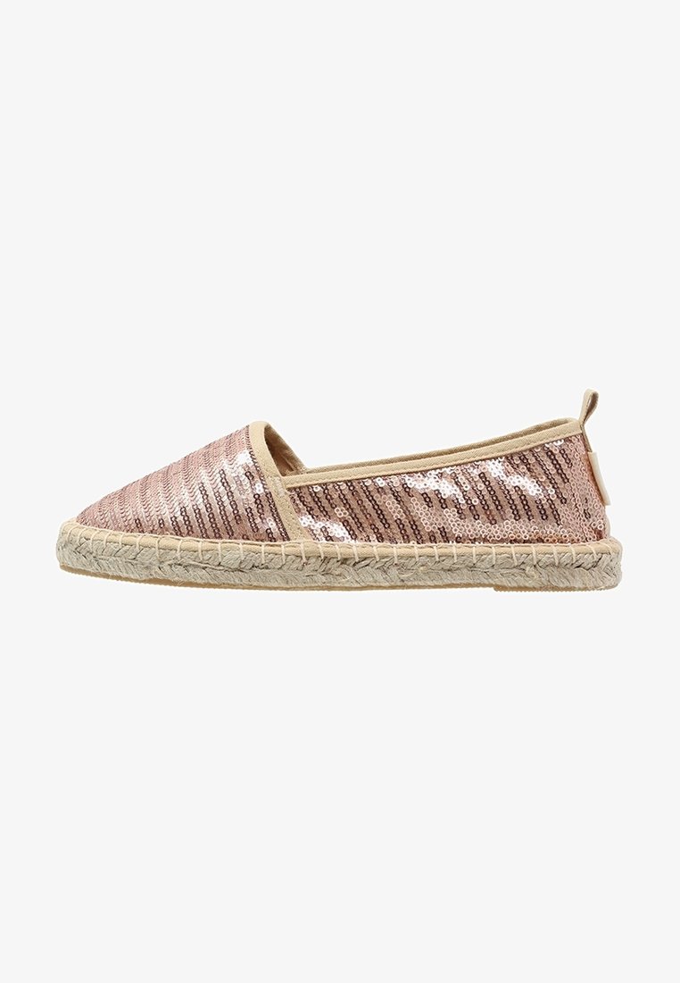Chaussure espadrille à enfiler avec semelle en jute beige et dessus recouvert de sequins roses, vue de côté sur fond blanc.