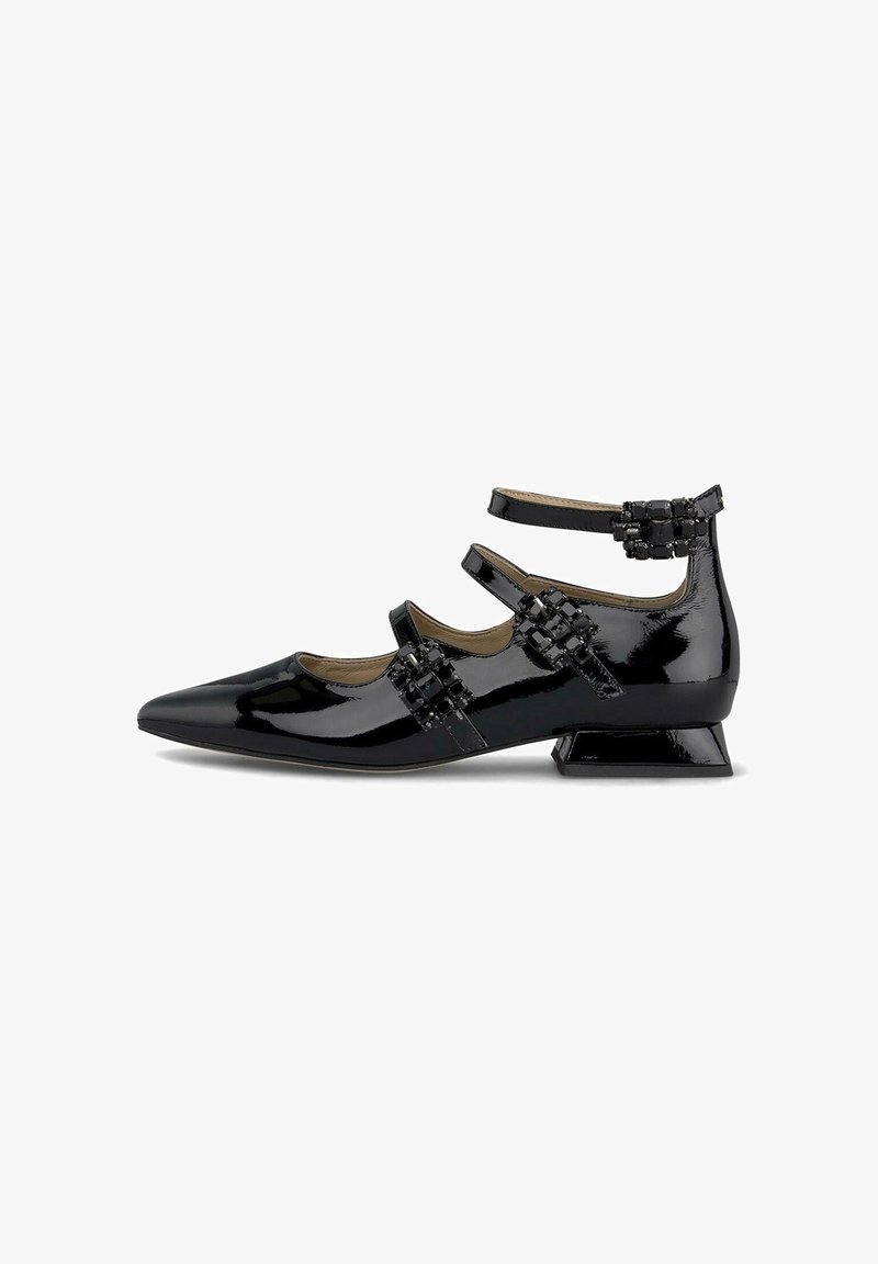 Chaussure basse à talon en cuir verni noir avec trois brides décorées : bout pointu, bride autour de la cheville et talon carré bas.