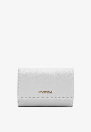 Cartera de cuero blanca con un acabado texturizado, que presenta un logotipo dorado. Diseño plegado con cierre magnético, de tamaño compacto.