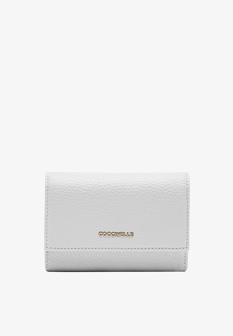 Biała skórzana portmonetka o teksturowanym wykończeniu, z złotym logo. Złożona konstrukcja z magnetycznym zapięciem, kompaktowy rozmiar.