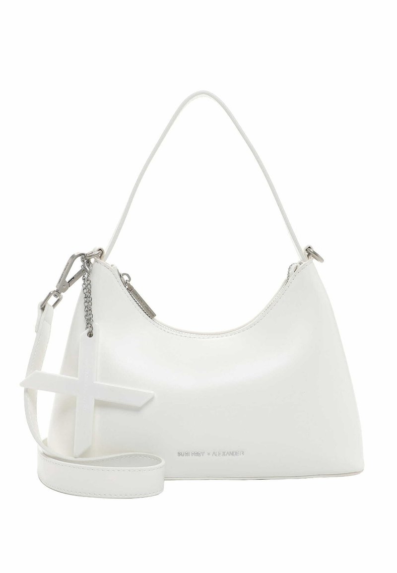 Sac à main en cuir blanc avec une poignée supérieure, une sangle d'épaule amovible et un grand pendentif en forme de croix attaché par une chaîne.