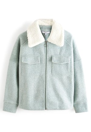 Veste zippée gris clair avec deux poches à rabat à l'avant et un grand col en polaire texturée blanc cassé.