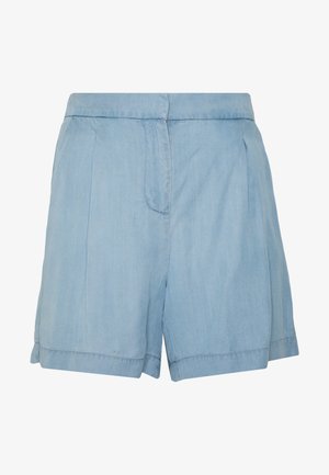 Shorts de mezclilla azul claro con un frente plisado, dobladillo doblado y cinturilla. El material tiene una textura suave con un diseño casual.