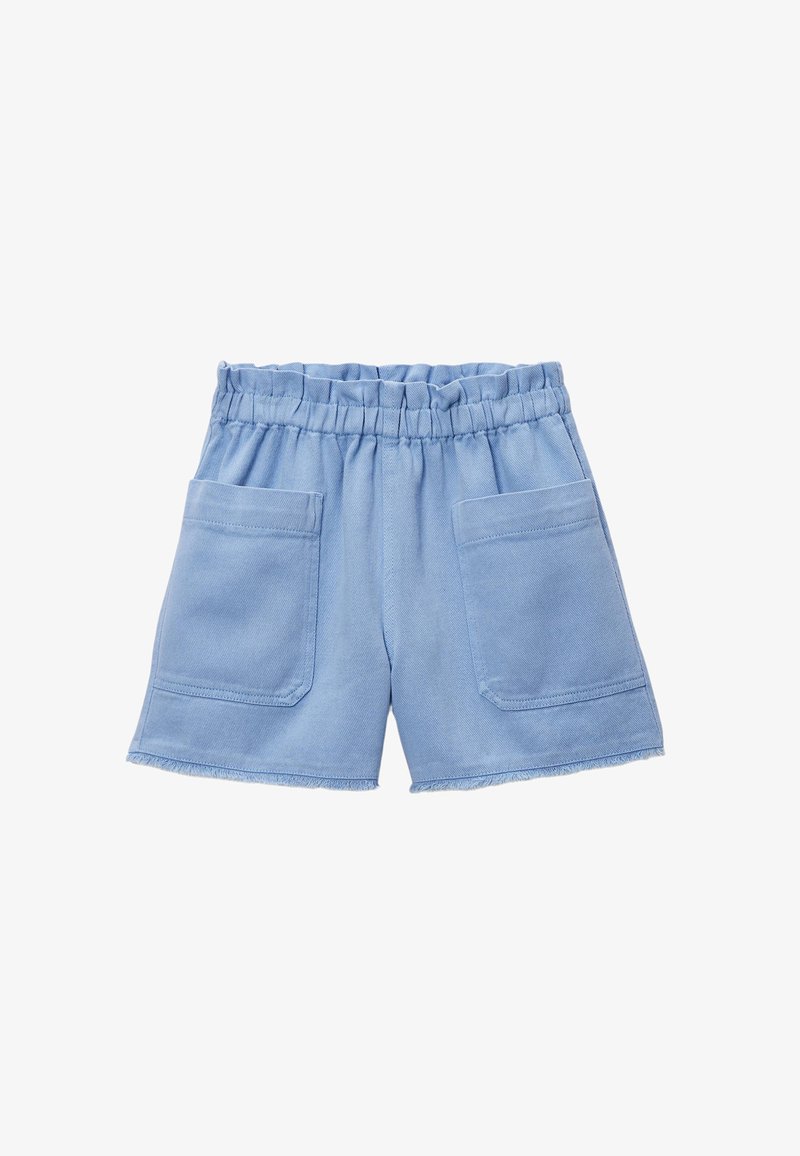 Shorts en denim bleu clair avec une taille élastique, deux poches avant et un ourlet effiloché. La texture semble lisse et décontractée.