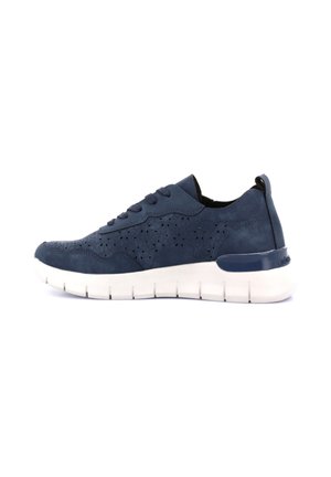 Scarpa da ginnastica blu navy con motivo floreale traforato, chiusura con lacci, collo imbottito e suola in gomma bianca segmentata, vista dal lato esterno.