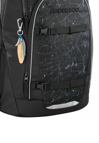 Zaino nero con design cosmico, caratterizzato da linee gialle e bianche. Include una clip in metallo argentato e un'etichetta in legno con il logo.