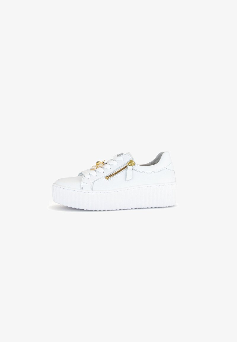 Hvide platform sneakers med en glat læderoverflade, der har en dekorativ guldlynlås og hvide snørebånd. Hævet sål med riller for bedre greb.