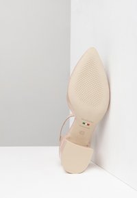 Scarpa con tacco alto in pelle rosa, con punta appuntita, soletta testurizzata e suola liscia e arrotondata. Logo del marchio e taglia 37 visibili sul fondo.
