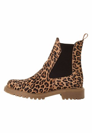 Bottes cheville à imprimé léopard avec des panneaux latéraux élastiques, une tige en tissu texturé et une semelle en caoutchouc présentant des motifs de bande de roulement distincts.