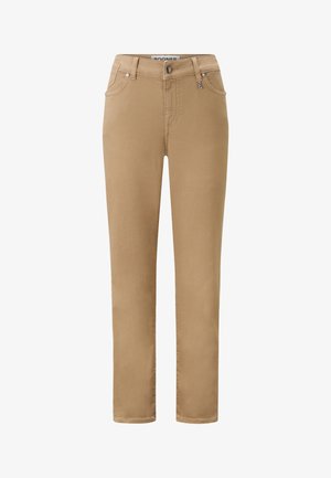 Pantalons beiges en mélange de coton doux, avec une coupe droite, des passants de ceinture, des poches avant et une fermeture à bouton. Texture lisse, détails minimalistes.