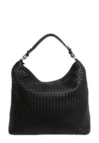 Sac à main en cuir tissé noir avec une forme incurvée, une seule sangle et une texture lisse. Possède une ouverture supérieure spacieuse et des accents matériels minimaux.