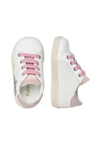 Zapatillas blancas y rosas con cuero perforado, cordones rosas y un talón texturizado rosa. Presentan un acento en forma de estrella en el lateral.