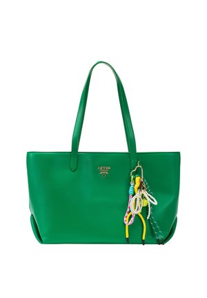 Grüne Tragetasche mit zwei Griffen, goldenem "19V69 Italia"-Logo und buntem Schlüsselanhänger mit Perlen, Stoff und einem kleinen Tennisracket-Anhänger.