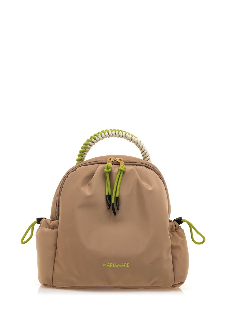 Mochila de nylon beige con forma redondeada, asa trenzada verde y blanca, cremalleras dobles y dos bolsillos laterales. Presenta un logo en relieve.