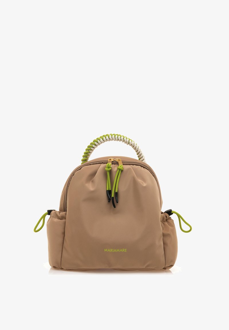 Mochila de nylon beige con forma redondeada, asa trenzada verde y blanca, cremalleras dobles y dos bolsillos laterales. Presenta un logo en relieve.